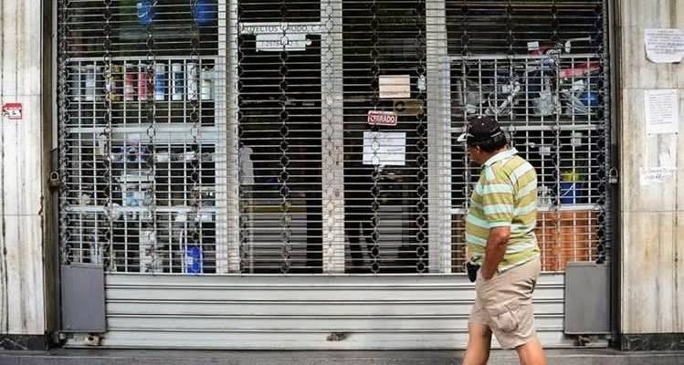 Foto: AFP Empresarios en Venezuela tienen que modificar sus estructuras de costos por falta de gasolina, luz o agua
