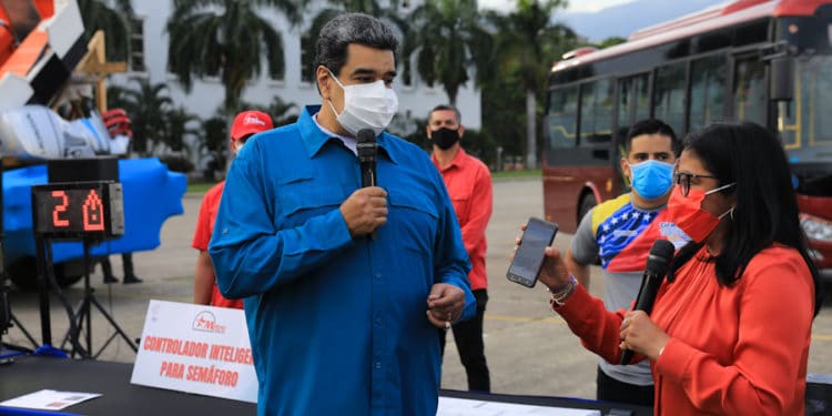 Nicolás Maduro y Delcy Rodríguez. Pago digital pasaje urbano. Foto PresidencialVen