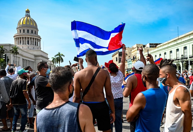 Los cubanos toman las calles en las mayores protestas desde 1994