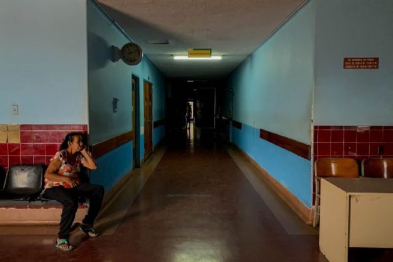 AME2942. CARACAS (VENEZUELA), 20/04/2019.- Fotografía del 15 de abril donde se observa un pasillo sin iluminación del hospital Universitario , en Caracas (Venezuela). Cada vez que falla la electricidad, los venezolanos saben que han perdido mucho más que la luz en las bombillas, pues también se apagan los servicios de telefonía, la conexión a internet, el bombeo de agua potable y otro cúmulo de aspectos que cuando funcionan hacen la vida más fácil. Las fallas que presenta el sistema de salud, como la escasez de medicamentos, se acentúan con los apagones, que hacen cesar las consultas médicas o cirugías electivas y afectan a áreas críticas como los quirófanos, salas de emergencia o de atención a pacientes crónicos. EFE/Miguel Gutiérrez