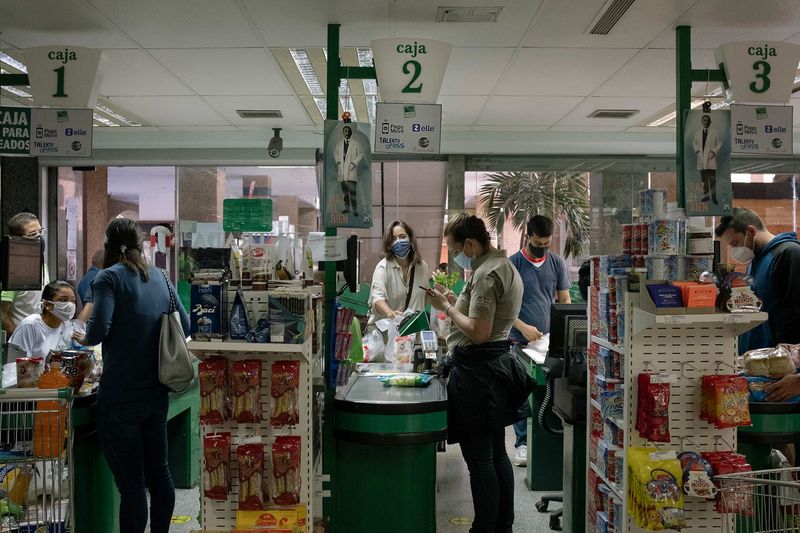 Economista Balza: Seis años de recesión dejan "una interpretación equivocada del proceso de dolarización"