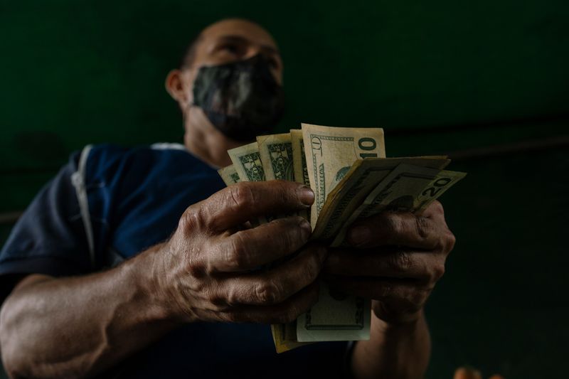 Cortesía A mediados de 2021 puede aplicarse un plan de dolarización para Venezuela según Bloomberg