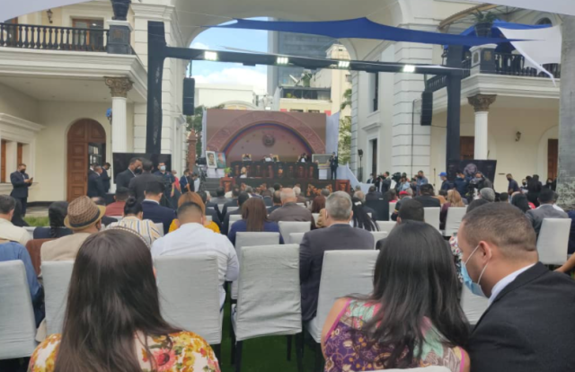 La asamblea nacional reunida este jueves al aire libre. Foto: Cortesía