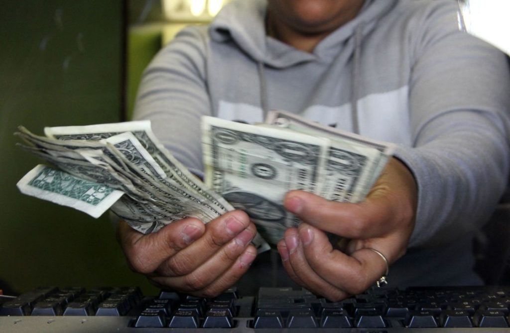 Foto: AFP ¿Qué pasará con el precio del dólar tras la reconversión monetaria?