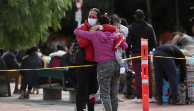 Una migrante venezolana abraza a su pariente mientras se prepara para viajar a la frontera en autobús, en Bogotá, Colombia, el jueves 2 de julio de 2020. AP