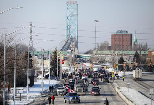 Los vehículos han bloqueado el principal paso que une EE.UU. con Canadá, el que discurre por el puente Ambassador, que une Windsor (en Ontario) con Dedroit (en el estado de Michigan)