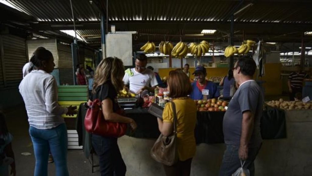 Foto: AFP ¿Dolarizar la economía venezolana resolvería la crisis?