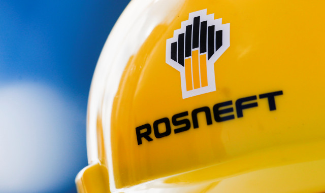 Imagen de archivo del logotipo de Rosneft en un casco de seguridad en Vung Tau, Vietnam. 27 de abril de 2018. REUTERS/Maxim Shemetov