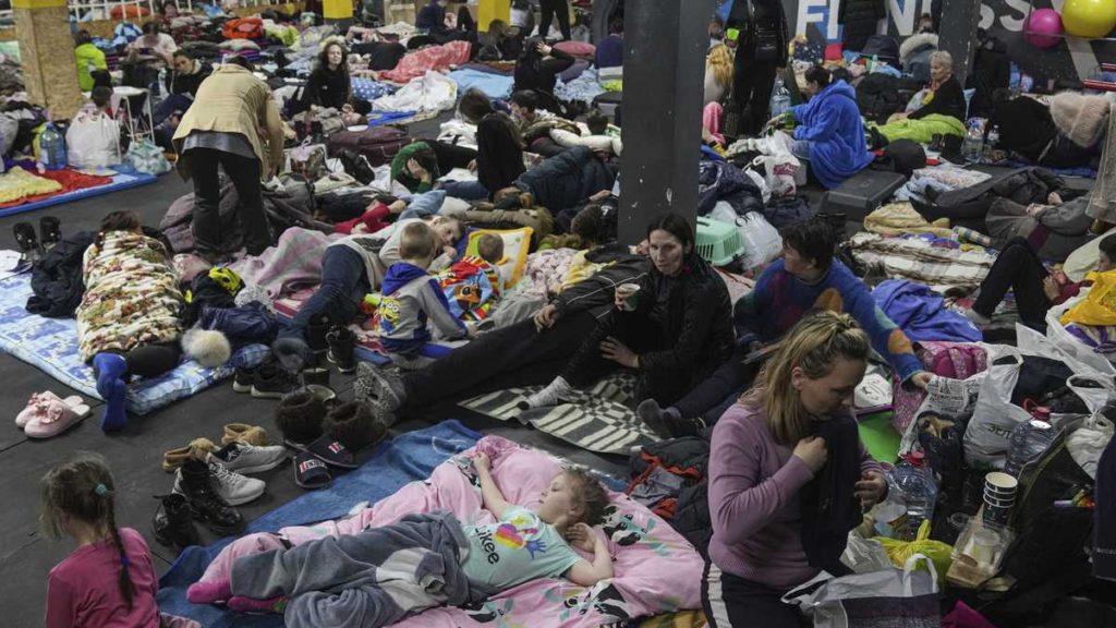 Centro deportivo usado como refugio atestado de personas que escapan de los bombardeos rusos en Mariupol, Ucrania, el 27 de febrero del 2022. (AP Photo/Evgeniy Maloletka) - Foto: AP