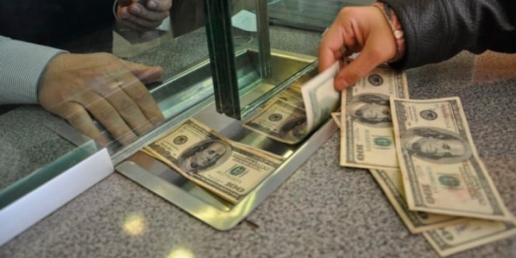 En Venezuela pudieran cobrar impuestos en dólares según el economista Asdrúbal Oliveros