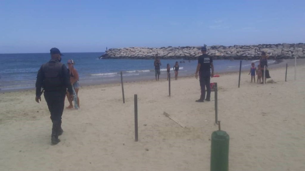 Multaron a 215 personas por bañarse en playas de La Guaira