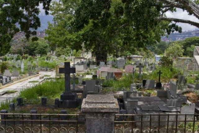 Macabro hallazgo en Caracas: Lo balearon y abandonaron en una fosa del Cementerio General del Sur