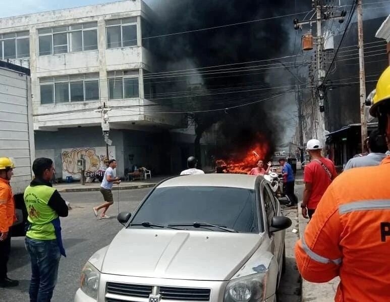 URGENTE | Reportan incendió de vehículo en Porlamar, Isla de Margarita (Fotos)