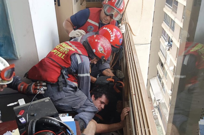 Bomberos rescatan a hombre que intentaba suicidarse en edificio de Caracas
