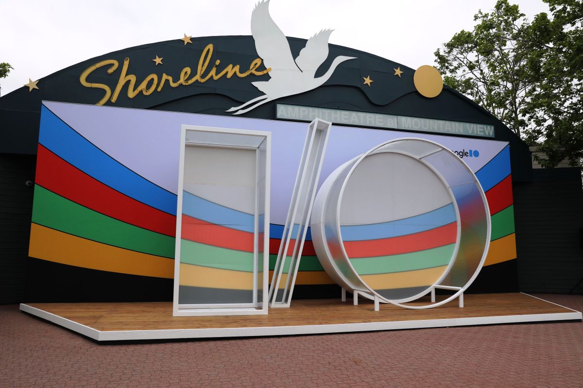 Entrada al anfiteatro Shoreline en Mountain View, California, donde se celebra Google I/O 2023.