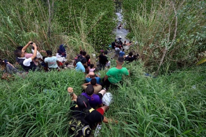 Migrantes venezolanos se entregan en la frontera como última esperanza para ingresar a Estados Unidos