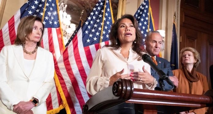 Demócratas piden a Biden levantar sanciones a Venezuela y Cuba