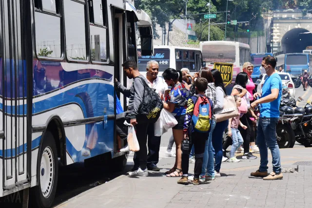 Modus operandi delictivo en Caracas: así se montan en autobuses para robar a pasajeros