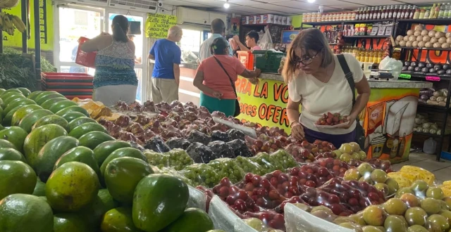 ¿Por qué la comida está cada vez más barata en Venezuela, pero solo en dólares?