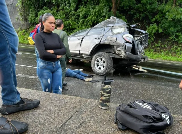 Gandola perdió los frenos y embistió a múltiples autos antes de caer al río en autopista Caracas-Guarenas