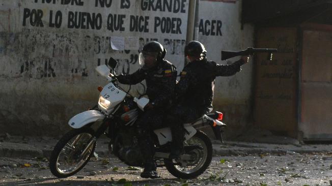 Policía antimotines dispara lacrimógenos contra manifestantes durante una de las protestas en sectores populares de Caracas. Foto: Federico Parra. AFP