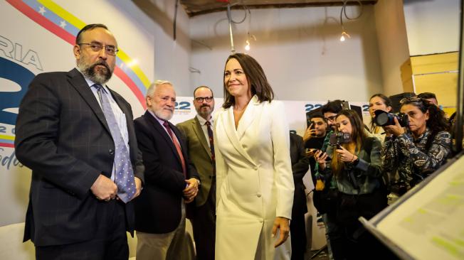 Integrantes de la Comisión de Primarias junto con María Corina Machado Foto EFE/MIGUEL GUTIÉRREZ