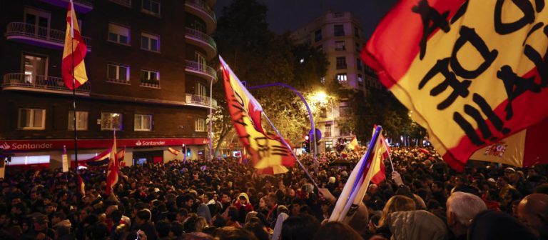 La tensión y el fuerte despliegue policial marcan la octava noche consecutiva de protestas en España