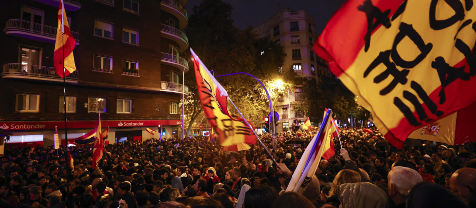 La tensión y el fuerte despliegue policial marcan la octava noche consecutiva de protestas en España
