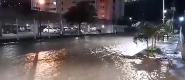 Se desbordó el río Guarenas tras fuertes lluvias en las últimas horas