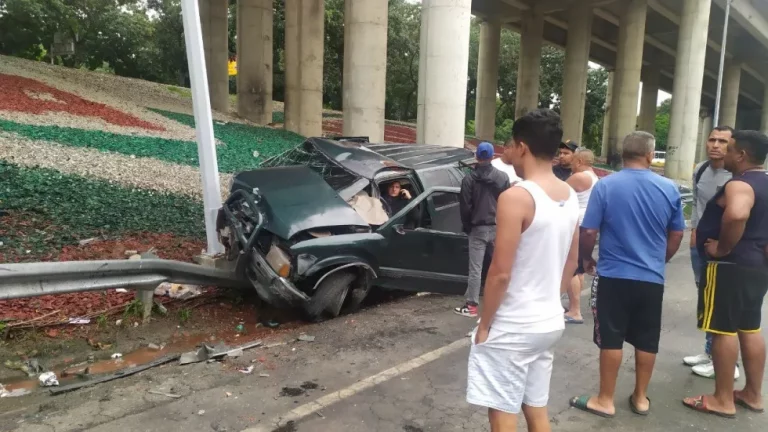 EN IMÁGENES: al menos cinco heridos tras aparatoso accidente en la autopista Valle – Coche