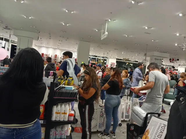 Largas colas en tiendas tecnológicas de Venezuela en la víspera del “Black Friday”