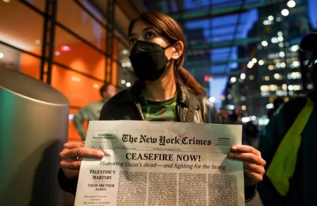 Manifestantes pro-Palestina vandalizaron edificio del diario The New York Times