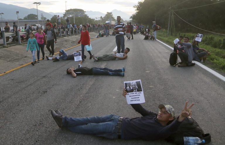Miles de migrantes bloquean carretera en México: exigen permisos de tránsito hacia EE UU