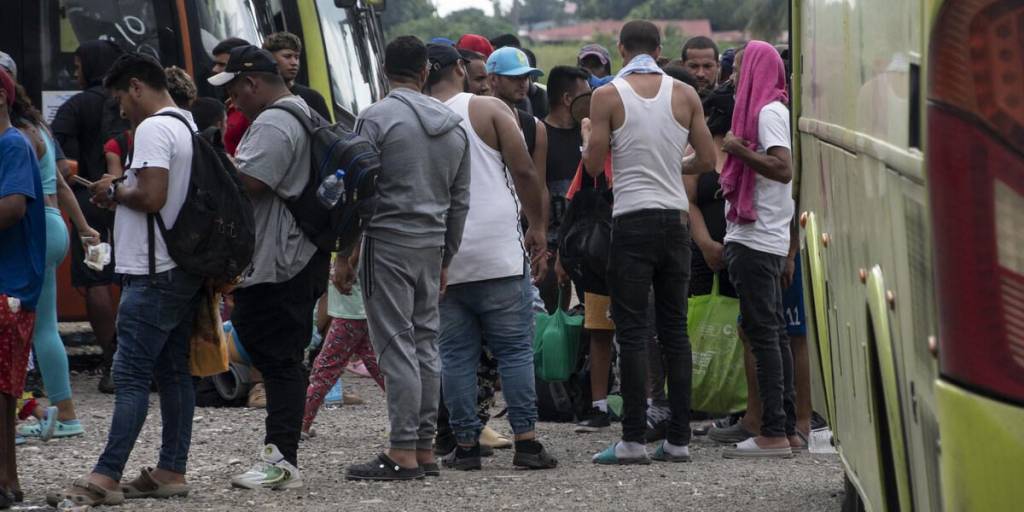 Colombia y Ecuador evalúan corredor humanitario para venezolanos expulsados de Perú