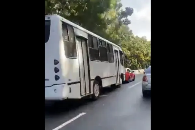Conductores de autobús practican peligrosas maniobras en las autopistas caraqueñas