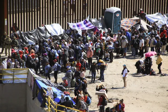 Denver está en caos, pero recibe aún a migrantes sin limitaciones como en Chicago y Nueva York