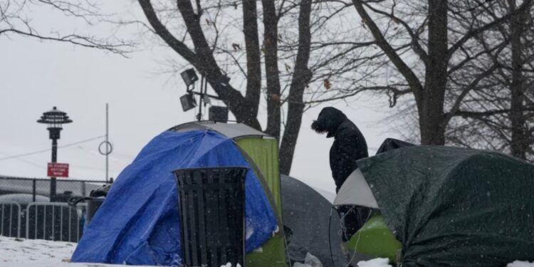 Escasez de camas y bajas temperaturas: Migrantes acampan frente a albergue de Nueva York