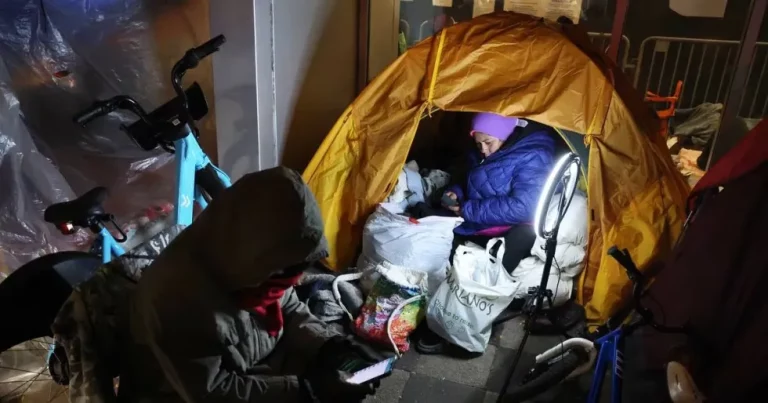 “Prefiero morirme de frío que irme a un refugio”: migrantes venezolanos en Chicago deciden dormir en carpas