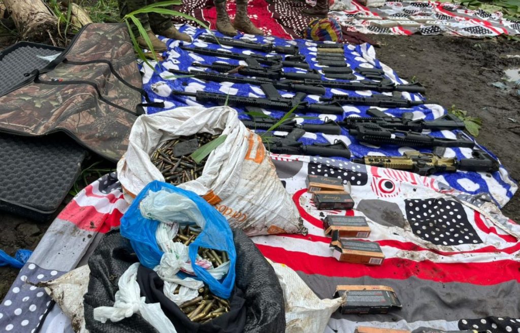 Hallaron unas 3 toneladas de droga y 12 fusiles escondidos en Ecuador