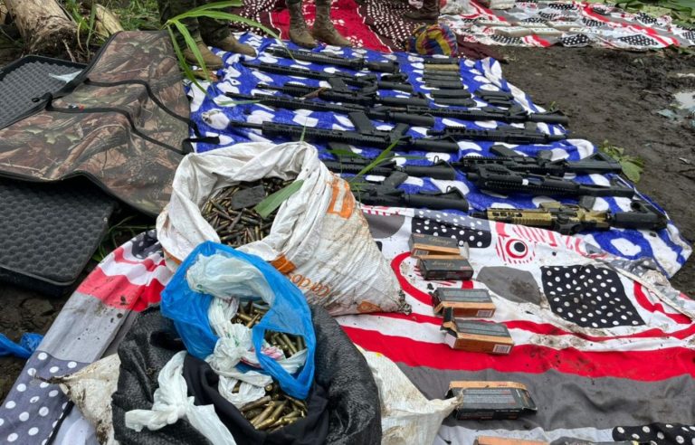 Hallaron unas 3 toneladas de droga y 12 fusiles escondidos en Ecuador