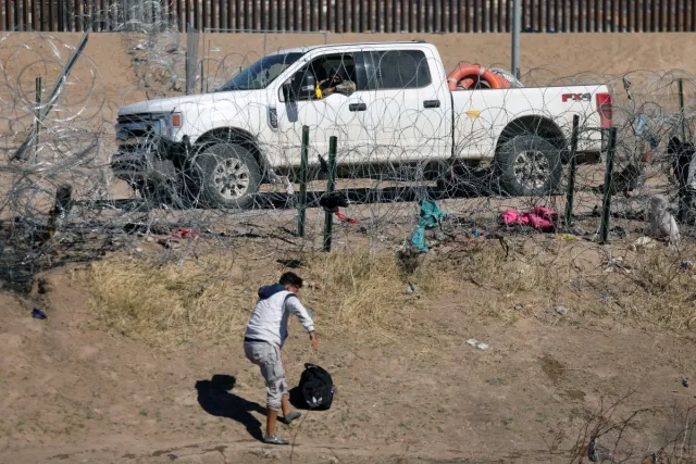 Estadounidenses culpan al gobierno de Biden de la crisis migratoria, según sondeo