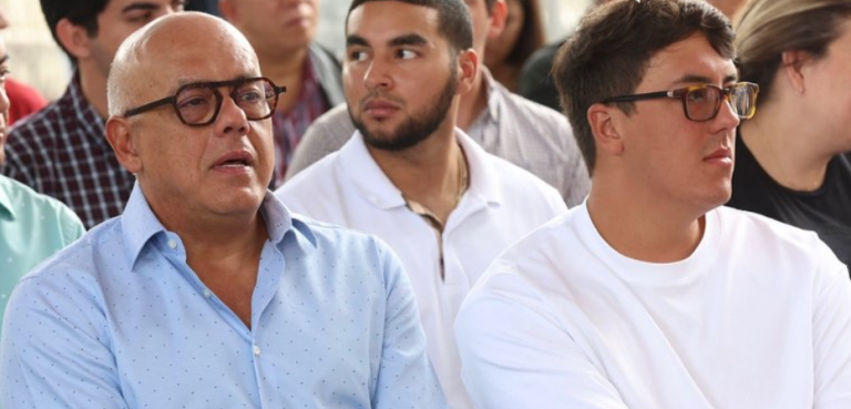 Hijo de Jorge Rodríguez exhibe rolex valorado en ,650