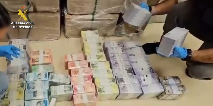 Arrestan a cuatro personas por introducir ilegalmente 6.000 millones de bolívares venezolanos a través del aeropuerto de Madrid