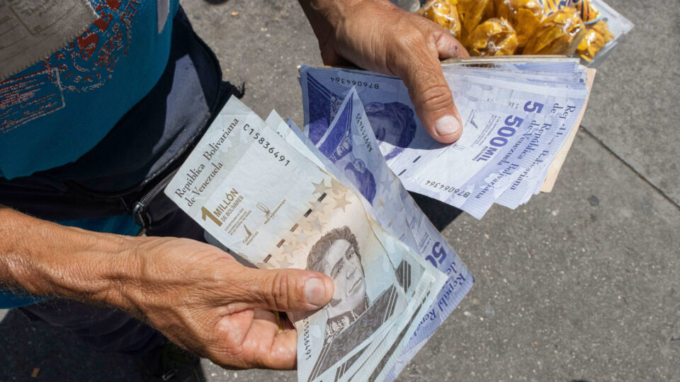 La Depreciación del Bolívar y la Falta de Divisas Ponen en Riesgo la Estabilidad Económica de Venezuela