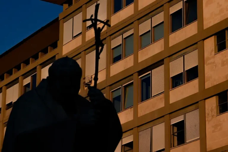 El Vaticano expone el último parte médico del papa Francisco