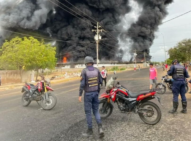 VIDEO: incendio de gran magnitud levantó humareda en sede de una camaronera en Zulia