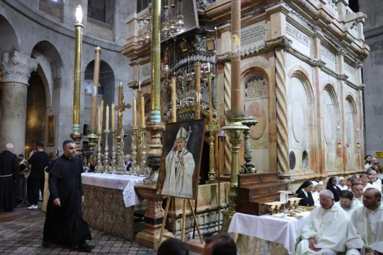“Jerusalén está triste”: cristianos despiden al papa Francisco en la Basílica del Santo Sepulcro
