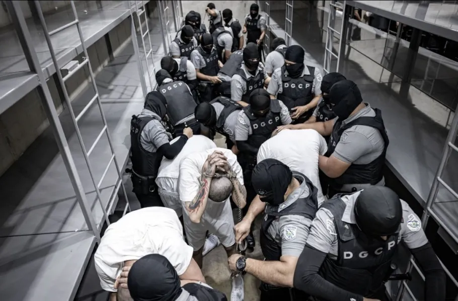 Jueza de EEUU impide la deportación de un centenar de venezolanos a El Salvador