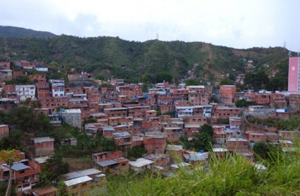 Encuentran cadáver de una mujer en una maleta en La Vega