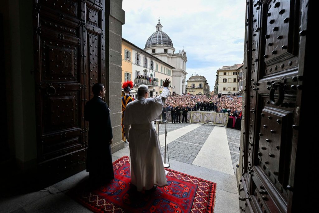 Primer Ángelus papal en muchos años en la residencia veraniega de Castel Gandolfo
